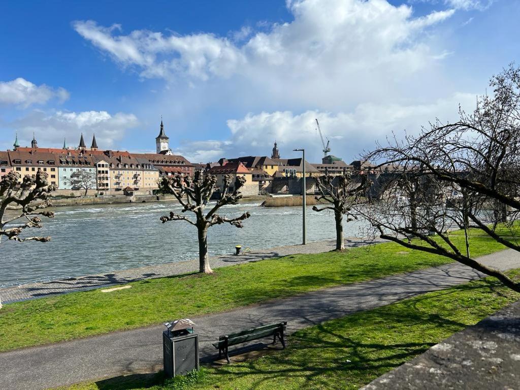 Stilvolle Wohnung An Der Alten Mainbruecke Würzburg Exterior foto